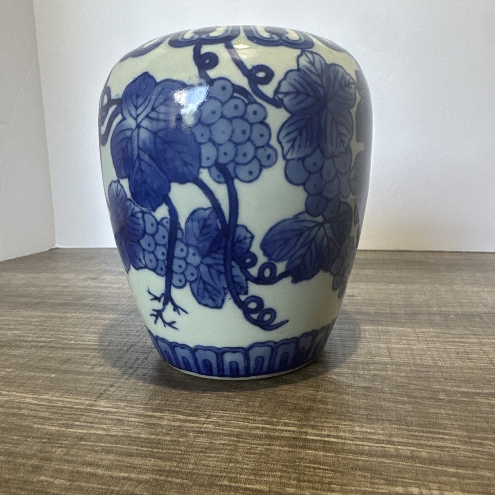 Chinese Blue & White Porcelain Grape Vine Ginger Jar/Vase Made in China - Picture 2 of 7
